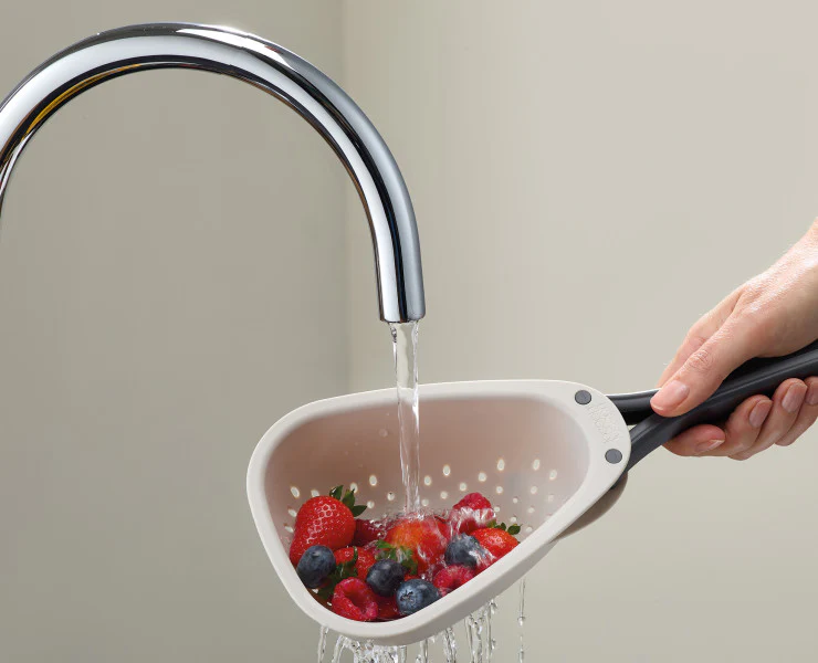 Joseph Joseph Droplet Mini Compact Colander with folding handles - Image 4