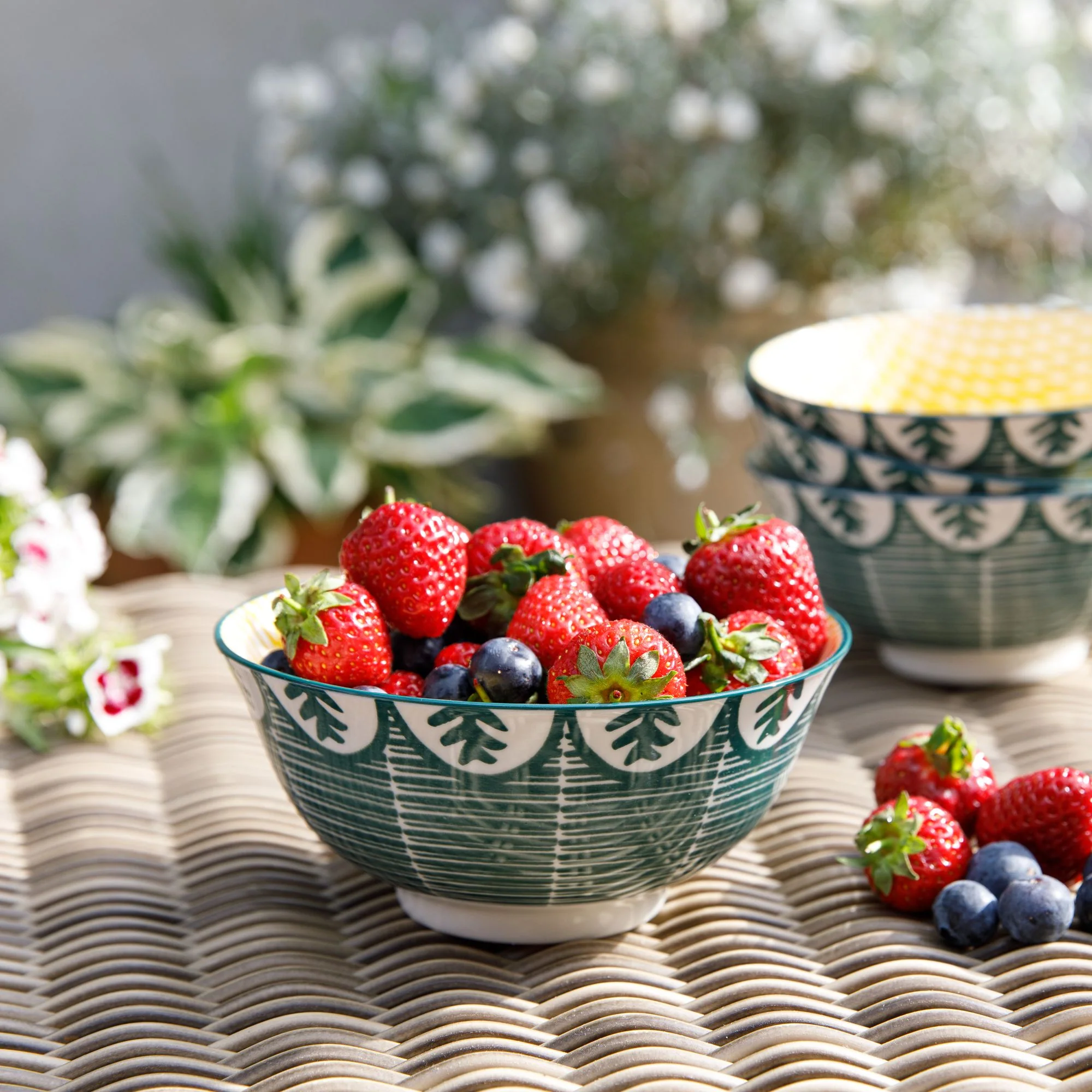 Mikasa Does it All Ceramic Bowl - Leafy Green - 15.7cm - Image 3