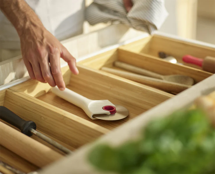Joseph Joseph Ringo Pizza Wheel - Ideal For Cutting Pizzas, Pastries And Sandwiches - Image 2