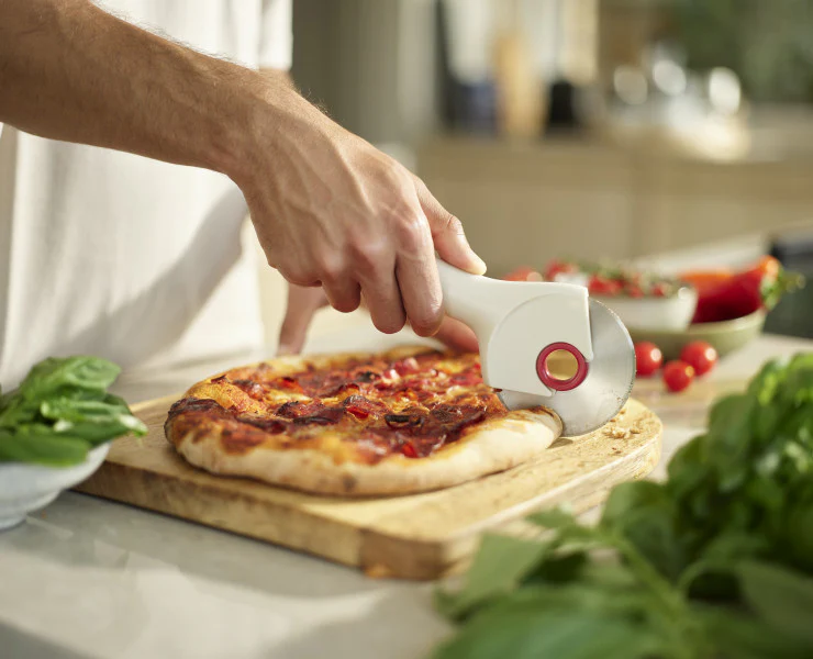 Joseph Joseph Ringo Pizza Wheel - Ideal For Cutting Pizzas, Pastries And Sandwiches - Image 3